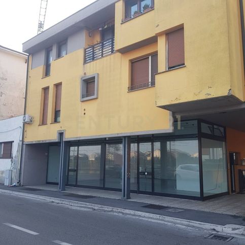 Attivitã /licenza (con o senza mura) in commerciale in Via della Libertà 41