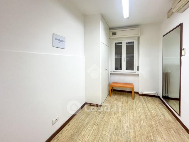 Ufficio in commerciale in 