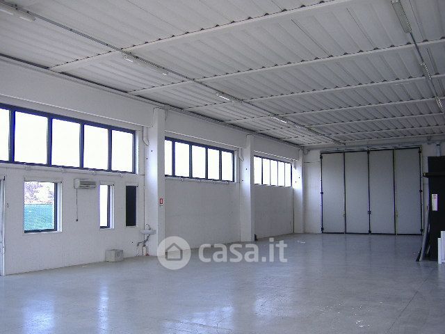 Capannone in commerciale in Via Biban