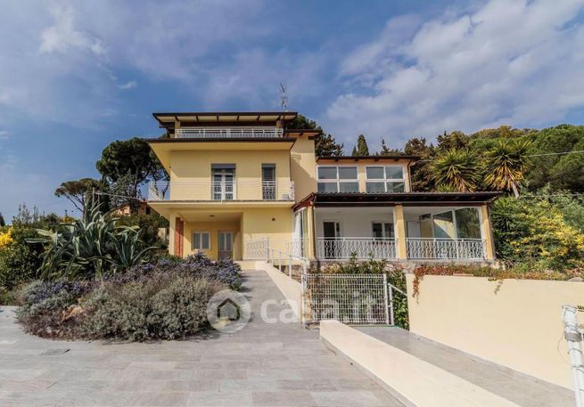 Villa in residenziale in Via delle Sezioni
