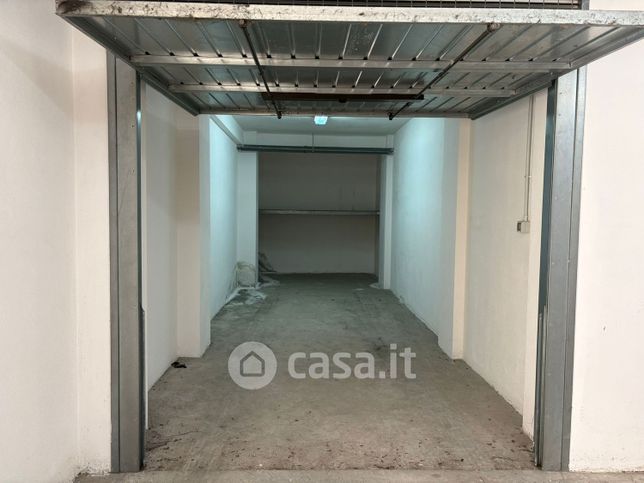 Box/posto auto in residenziale in Via Cuoco Vincenzo 47
