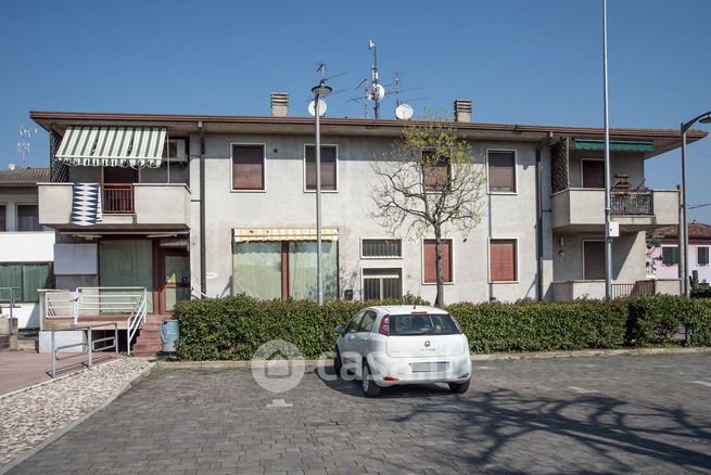 Attivitã /licenza (con o senza mura) in commerciale in Piazza del Donatore