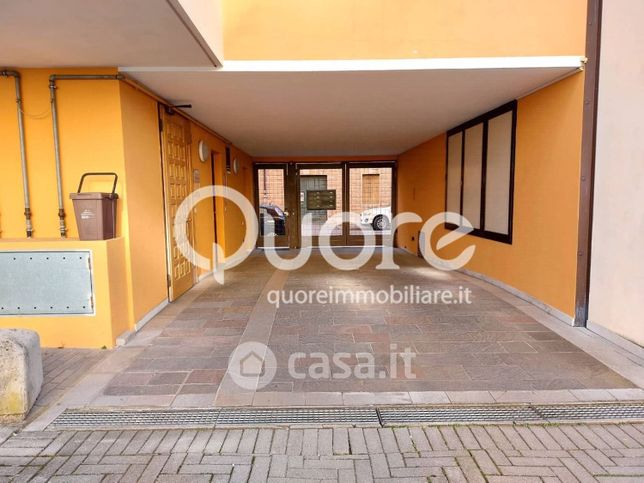 Box/posto auto in residenziale in Via Ippolito Nievo 12