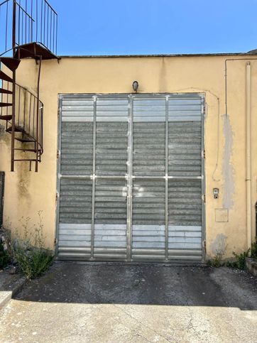 Capannone in commerciale in