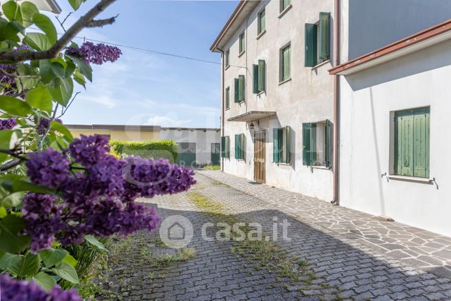 Casa indipendente in residenziale in Via Spareda 48