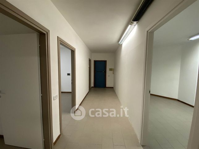 Ufficio in commerciale in 