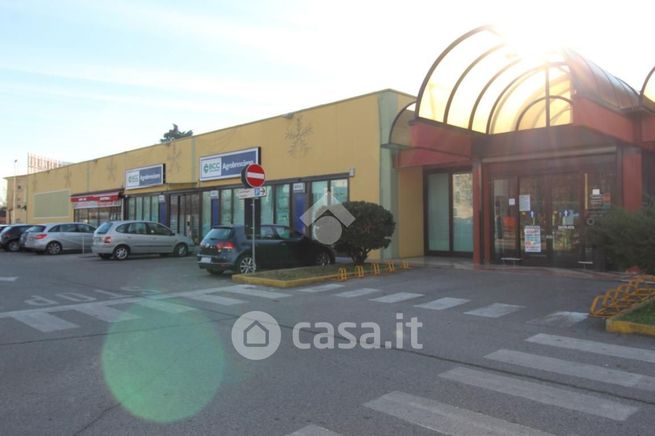 Capannone in commerciale in Via E. Salgari 7