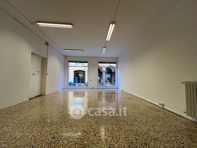 Negozio/locale commerciale in commerciale in Via Alfredo Testoni