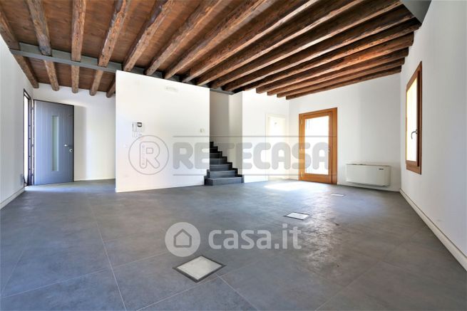 Ufficio in commerciale in 