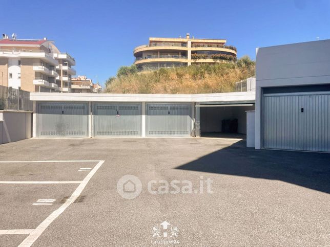 Box/posto auto in residenziale in Via Franco Bonvicini 24