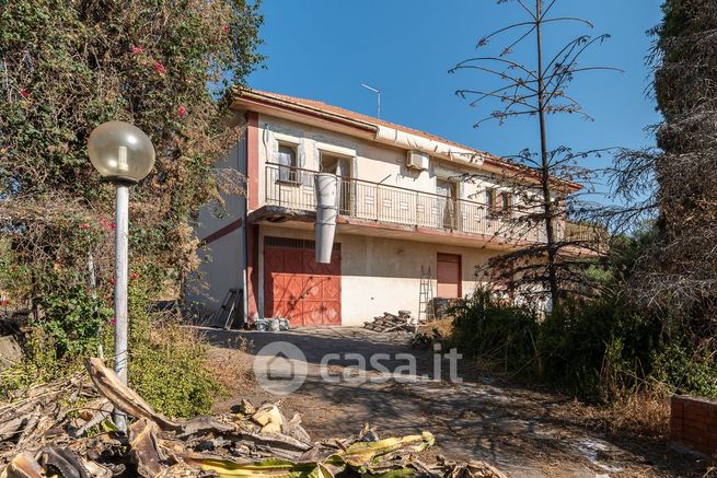 Casa bi/trifamiliare in residenziale in Via Santagati Famiglia