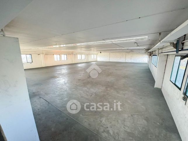 Capannone in commerciale in Via Alessandro Manzoni