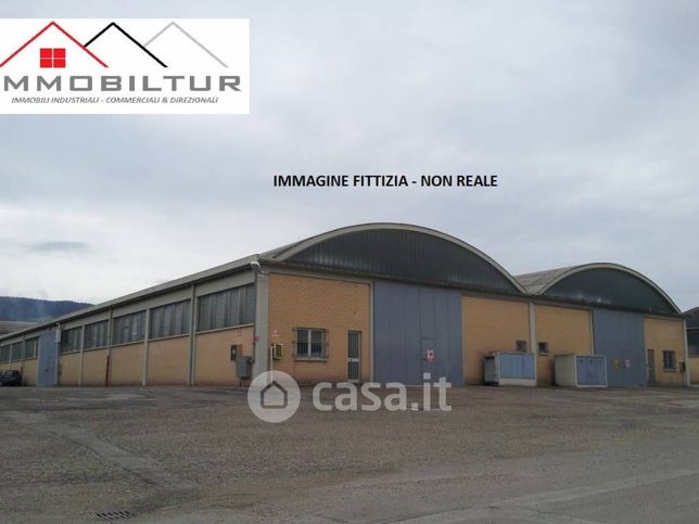Capannone in commerciale in 