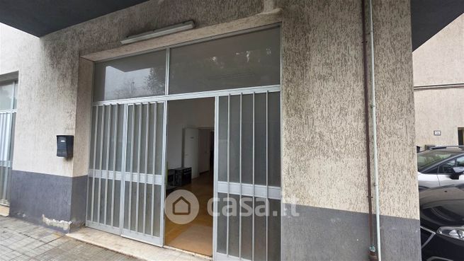 Capannone in commerciale in 