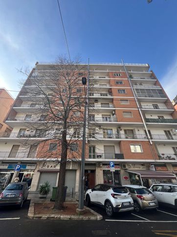 Appartamento in residenziale in Viale Marche 16