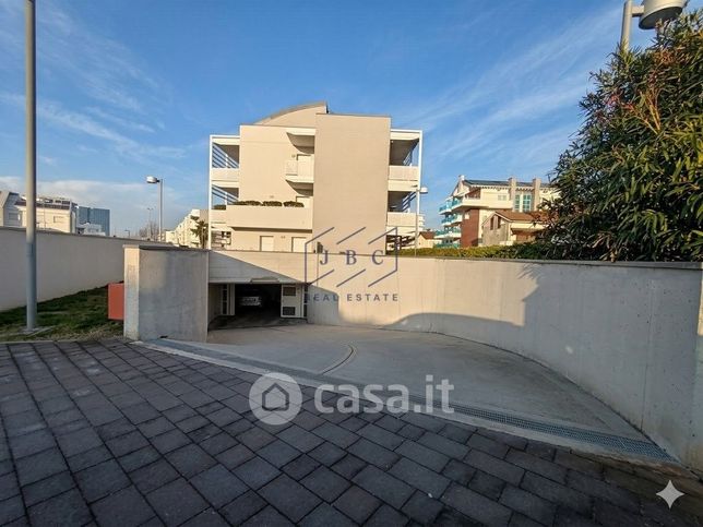 Box/posto auto in residenziale in Piazzetta Jesolo 13