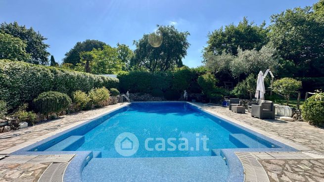 Casa bi/trifamiliare in residenziale in Strada E