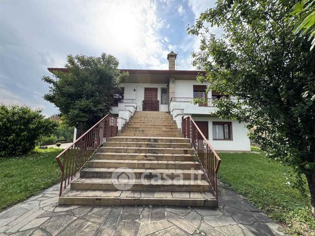 Casa indipendente in residenziale in Via Trieste 8