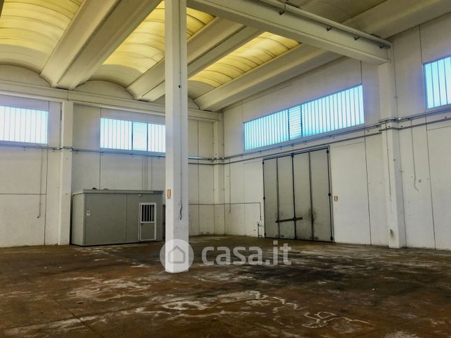 Capannone in commerciale in INDUSTRIA