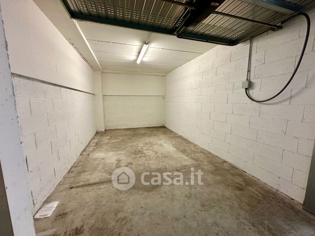 Box/posto auto in residenziale in Via Roberto Bracco 34