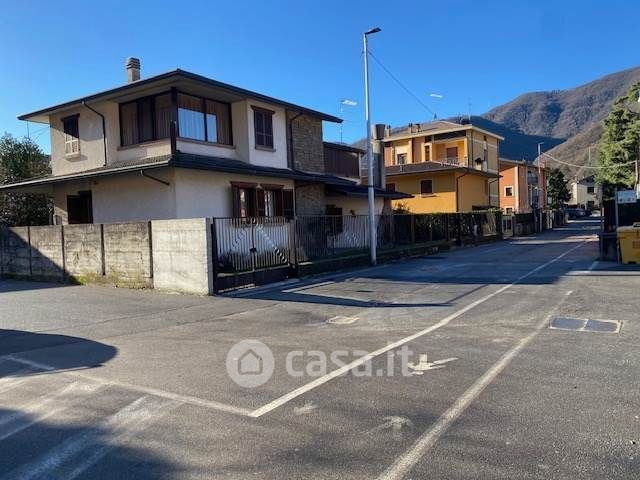 Casa bi/trifamiliare in residenziale in 