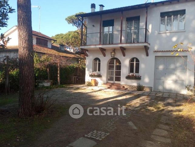 Casa bi/trifamiliare in residenziale in Viale Matteotti 93