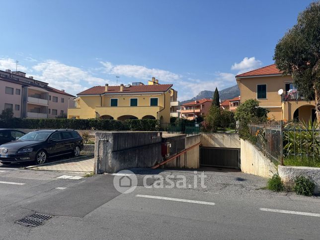 Box/posto auto in residenziale in Via Ugo Foscolo