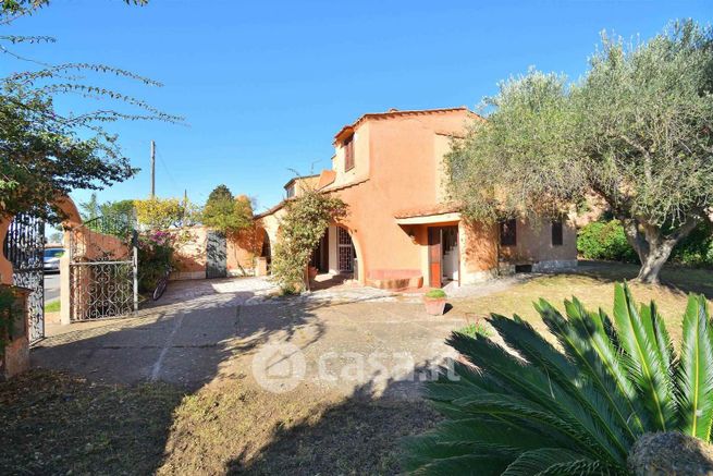Casa bi/trifamiliare in residenziale in Viale Colle Romito