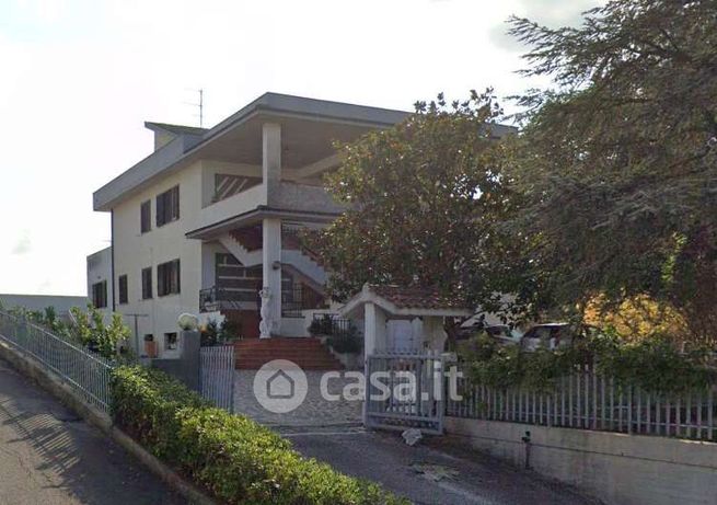 Capannone in commerciale in Via Abbadia