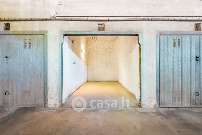 Box/posto auto in residenziale in Residenza Parco Europa 12