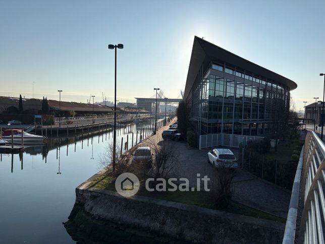 Ufficio in commerciale in Viale Ancona