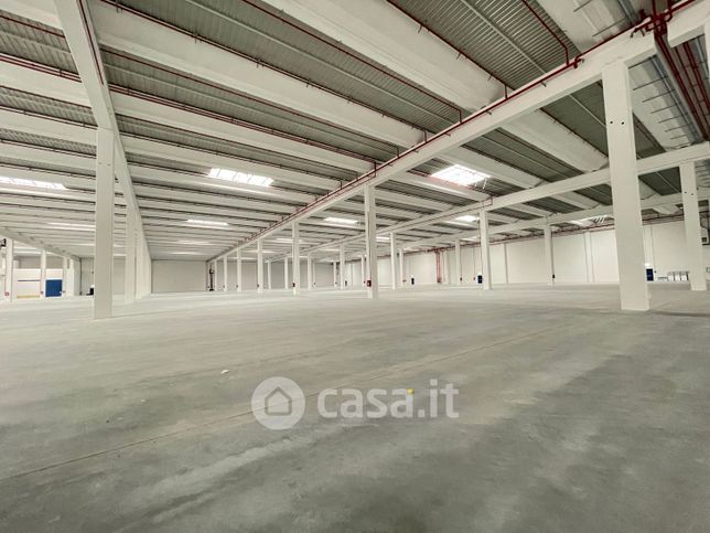 Capannone in commerciale in Via Umberto Giordano 58