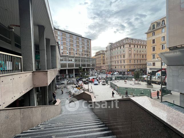 Negozio/locale commerciale in commerciale in Via XII Ottobre