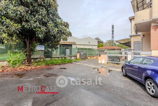 Capannone in commerciale in 