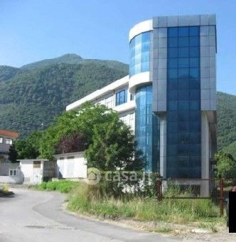 Capannone in commerciale in Via Celentane