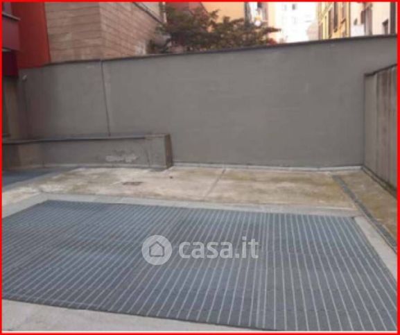 Garage/posto auto in residenziale in Viale Emilio Caldara 38