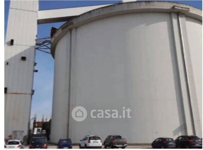 Capannone in commerciale in Via Palmiro Togliatti 9