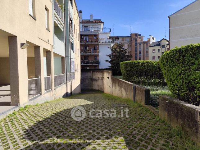 Box/posto auto in residenziale in Via Monte Aprica 7