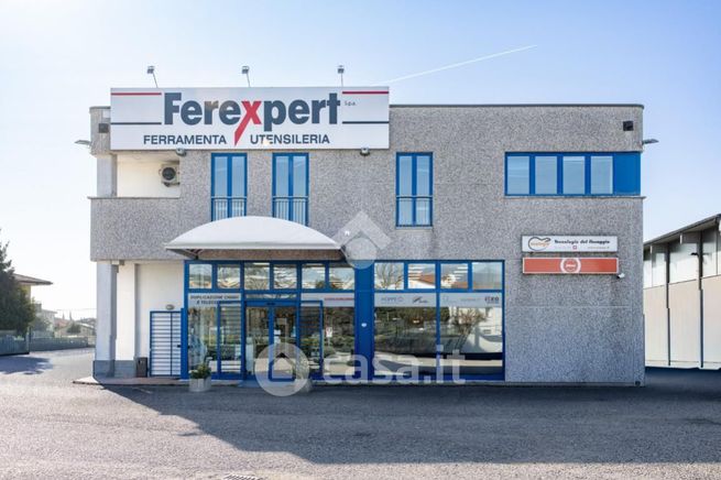 Capannone in commerciale in Via Nassar