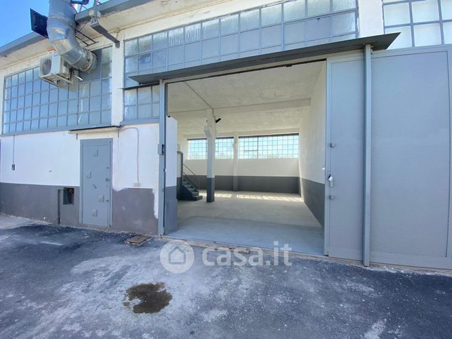 Capannone in commerciale in Via Carrafiello 4 /f