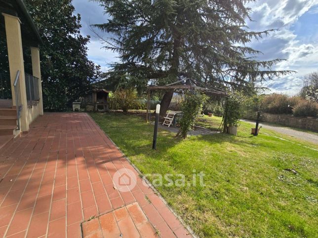 Casa bi/trifamiliare in residenziale in 