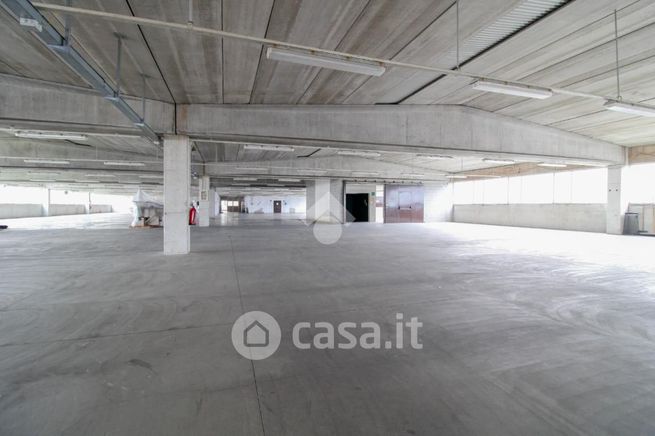 Capannone in commerciale in Via Bruno Buozzi 21