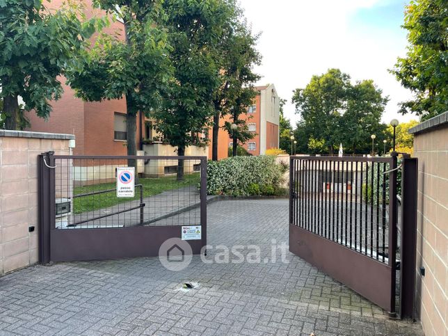 Box/posto auto in residenziale in Via Sandro Pertini 4
