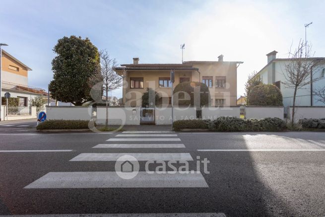 Villa in residenziale in Via Francesco Sbroiavacca 53