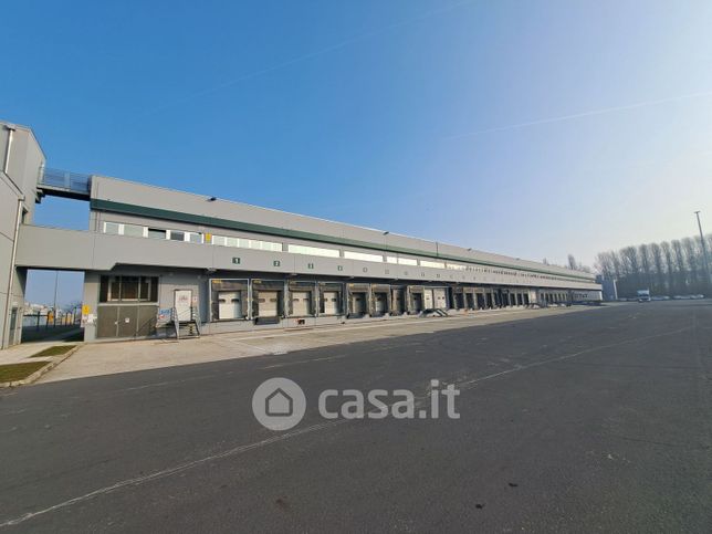 Capannone in commerciale in 