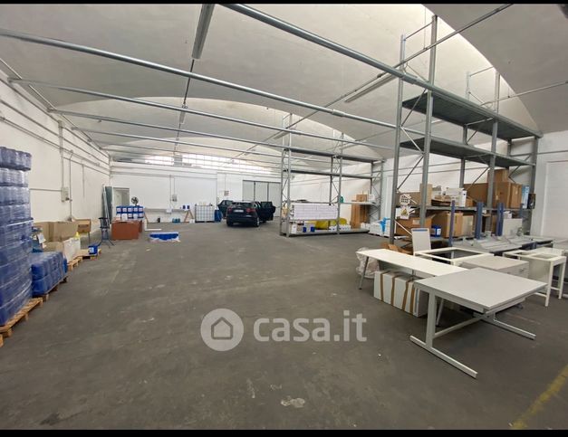 Capannone in commerciale in Via Luigi Pierobon