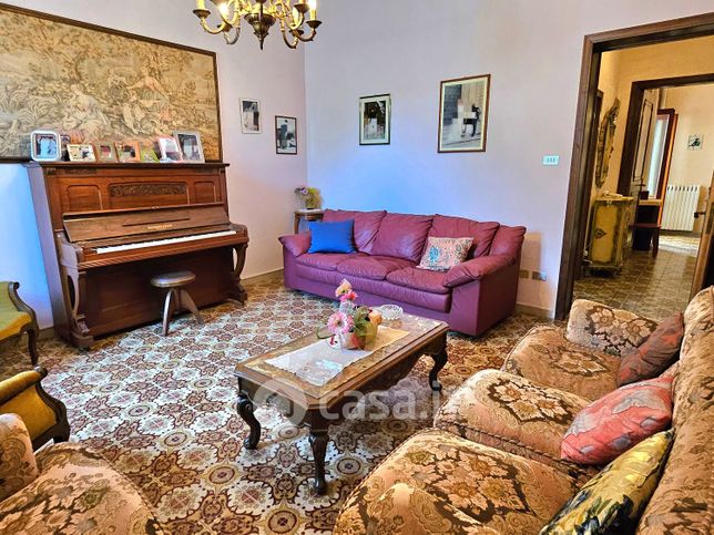 Casa indipendente in residenziale in Via Merine 151