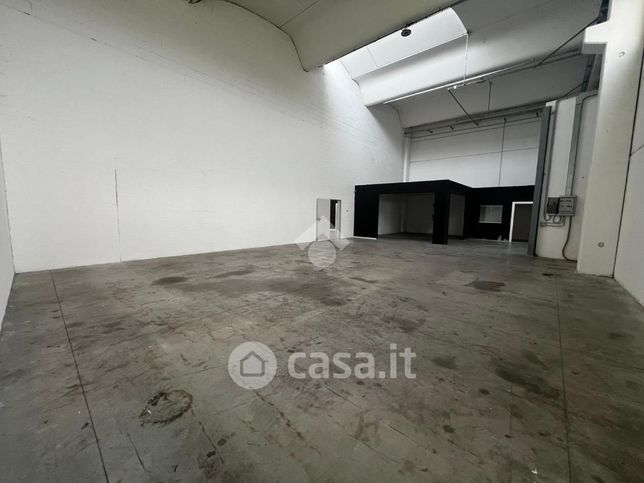 Capannone in commerciale in Via Industria 63