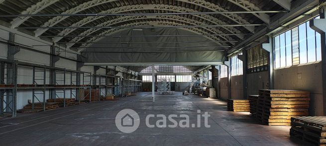 Capannone in commerciale in 
