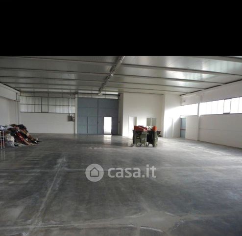 Capannone in commerciale in Via Giuseppe Di Vittorio